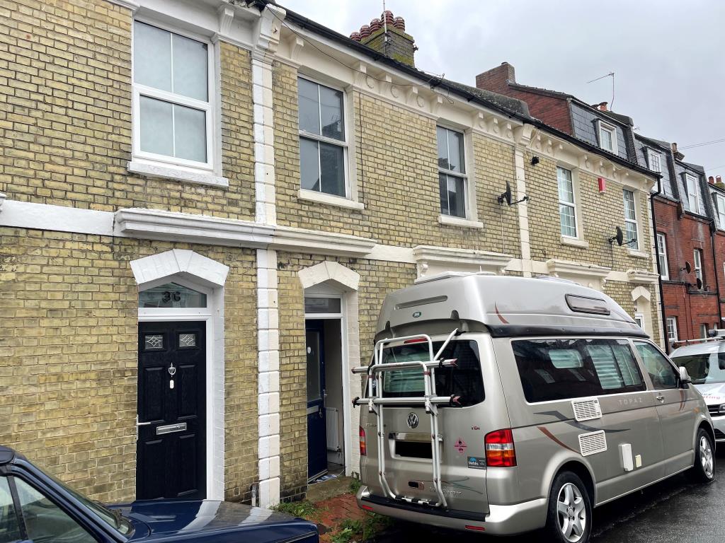 Lot: 109 - HOUSE IN NEED OF REFURBISHMENT AND REPAIR - Front view of house from road 1